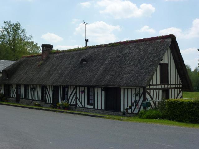 Bailleul-la-Vallée (Eure, Fr) maison au pans de bois et toit de chaumes.