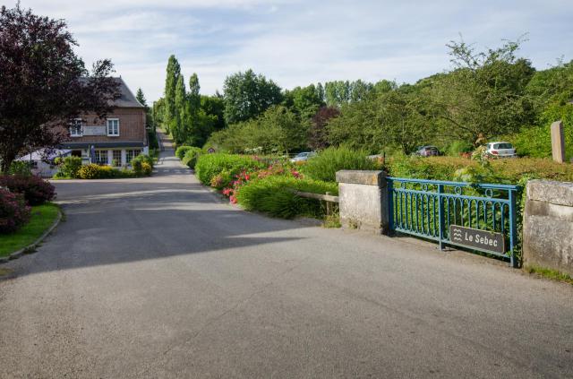 pont sur le Sebec et vue sur l'Auberge de la Fontaine
