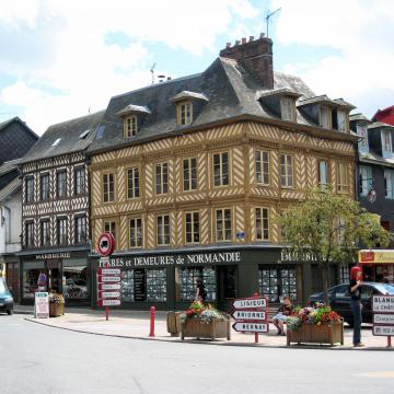 Maisons à colombages sur la grand place de Cormeilles