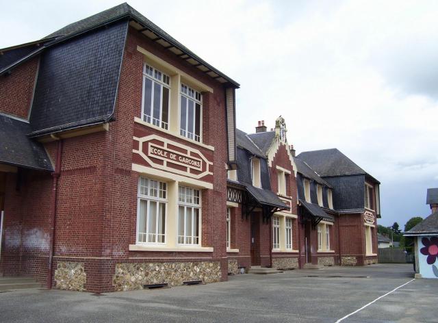 L'école primaire Jean Jaures à Serquigny (Eure), bâti en 1936.