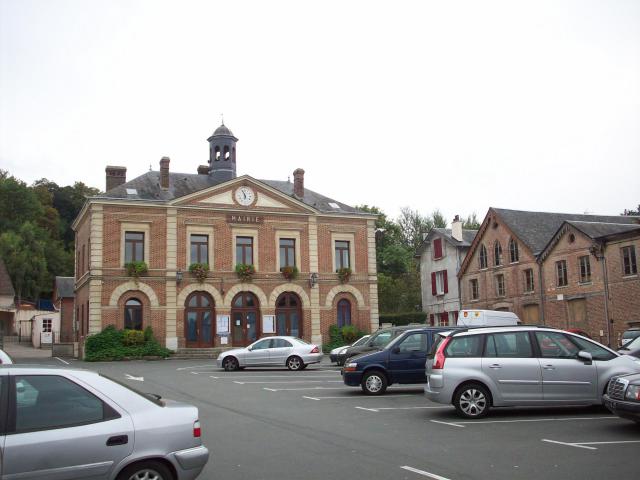 Vue de la mairie de Charleval et de sa place.