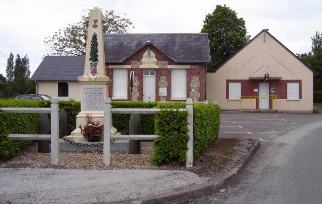 Mairie (bâti 1932) et monument aux morts à Valailles dans l'Eure (Haute-Normandie).