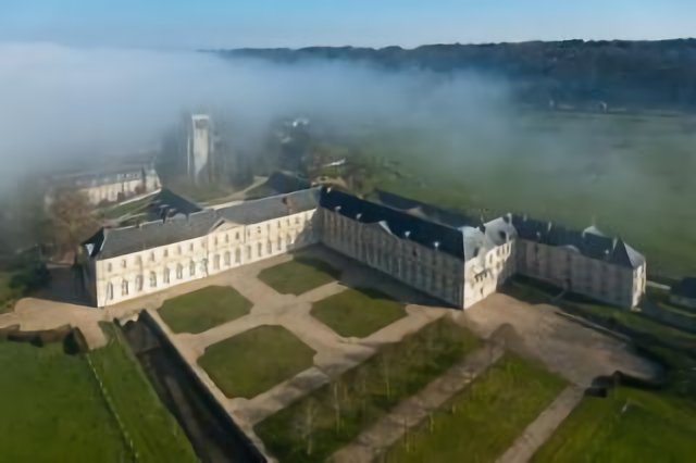 Abbaye du Bec Hellouin vue du ciel 1