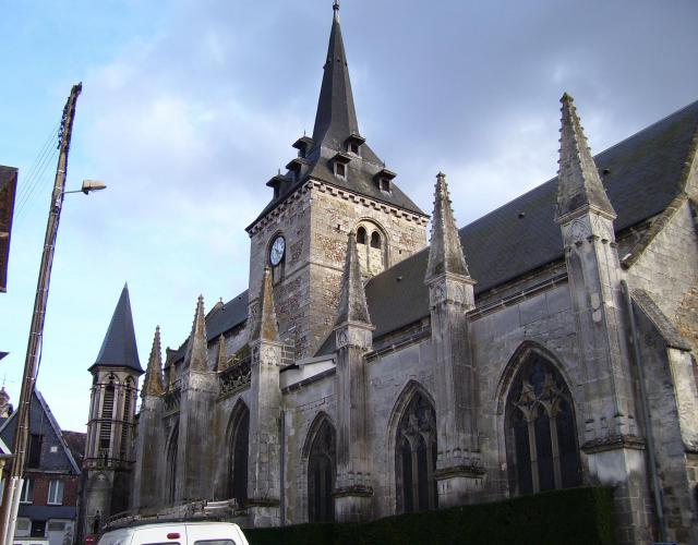 Église Saint-Martin de Brionne (département de l'Eure, Normandie). Tour carrée romane et gothique, rez-de-chaussée roman, étage gothique…