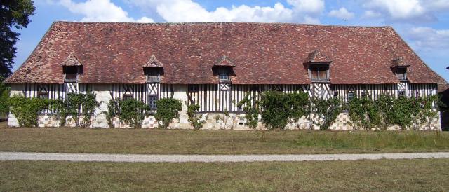 Communs construits au 16e siècle pour les Le Sens de Folleville. Le château de Launay est situé à Saint-Georges-du-Vièvre dans l'Eure…