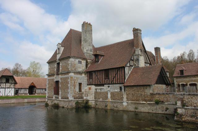 Manoir du Hom des XVI et du XVIIe siècles. Ancienne demeure de Jacques Charles Dupont de l'Eure. Inscrit au titre des monuments historiques.