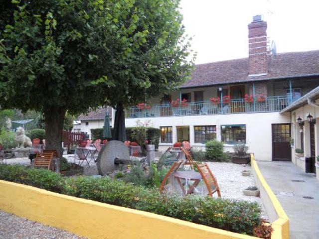yard of hotel Lion d'or at Beaumont 博蒙镇金狮旅馆后院