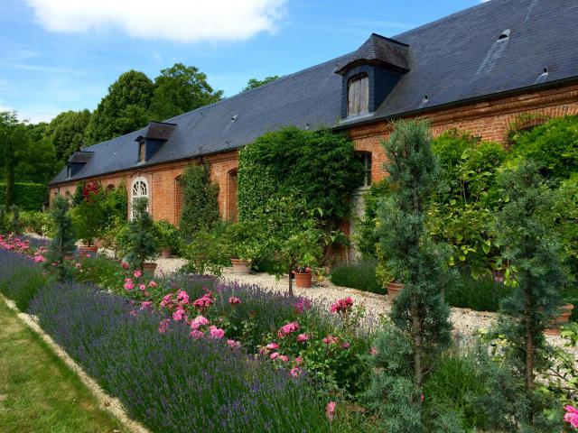 Orangerie 18ème en brique rose avec sa collection d'agrumes
