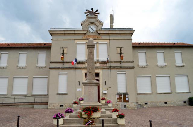 Former town hall and war memorial Château-Gaillard (Ain).