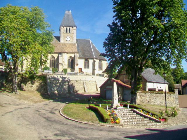 La place du village et l'église Saint-Ouen.