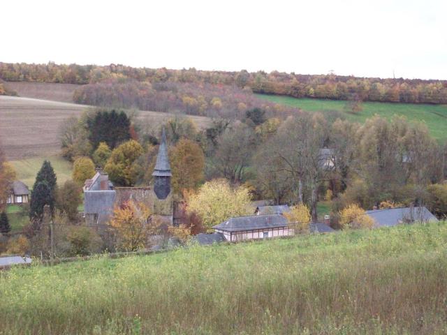 Vue de Lorleau depuis la route menant au Tronquay.