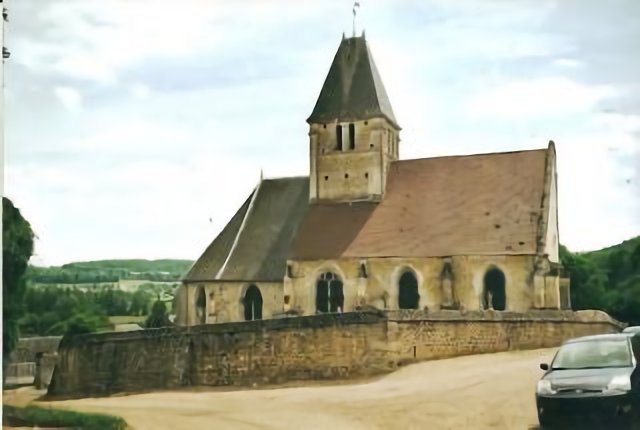 Berthenonville l'église sur sa façade nord. Bel ensemble 16è