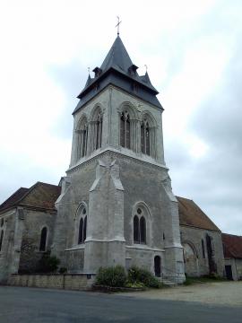 Autour de l'église Saint-Pierre, à Saint-Pierre-d'Autils, commune déléguée de La Chapelle-Longueville (Eure). Clocher classé au titre des…