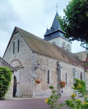 Autour de l'église Saint-Pierre, à Saint-Pierre-d'Autils, commune déléguée de La Chapelle-Longueville (Eure). Clocher classé au titre des…