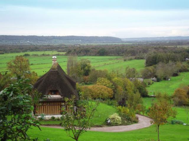 Chaumière et vue environnante