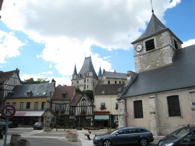 Place de l'église, à Gaillon, 27, Eure, France.