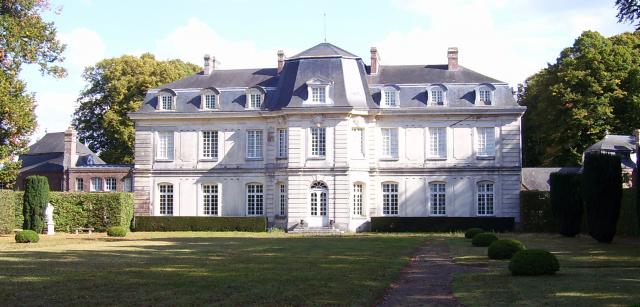 Vue de face arrière du Château de Launay. Le château fut été édifié vers les années 1730. Le château est situe à Saint-Georges-du-Vièvre…