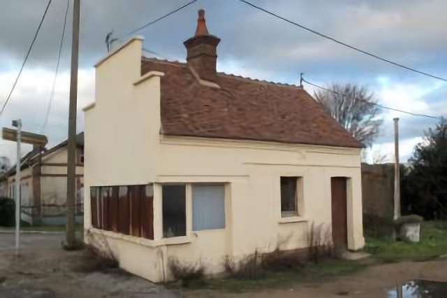 Le petit bâtiment d'angle