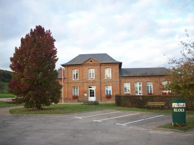 école communale et mairie de Perruel.
