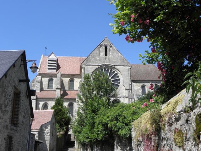 Flanc sud de l'église Saint-Pierre et Saint-Paul de Mons-en-Laonnois (02).