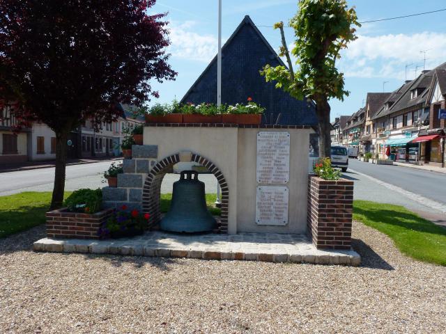 La Ferrière-sur-Risle (Eure, Fr) cloche, monument aux morts