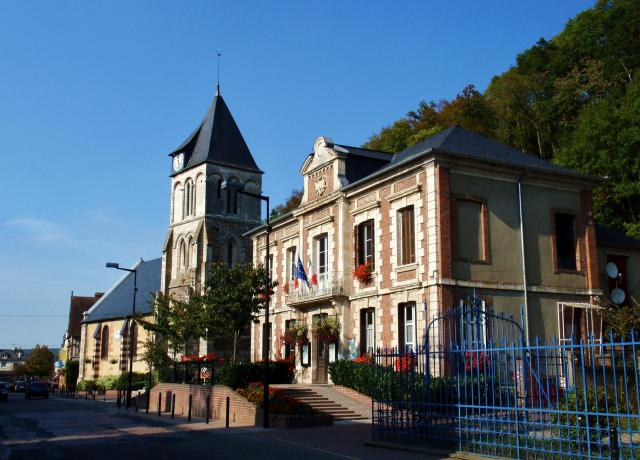 Montfort-sur-Risle (Eure, France). La mairie et l'église.