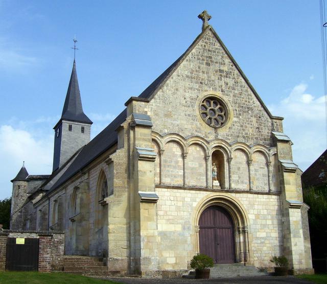 Entrée de l'église-abbatiale Notre-Dame à Corneville-sur-Risle (département Eure, 27, Haute-Normandie). Elle été bâti au XIIe.