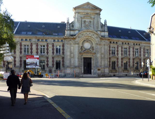 Old court of Évreux, built between 1682 and 1714. Restored in 1882. Damaged by lightning in 1911.