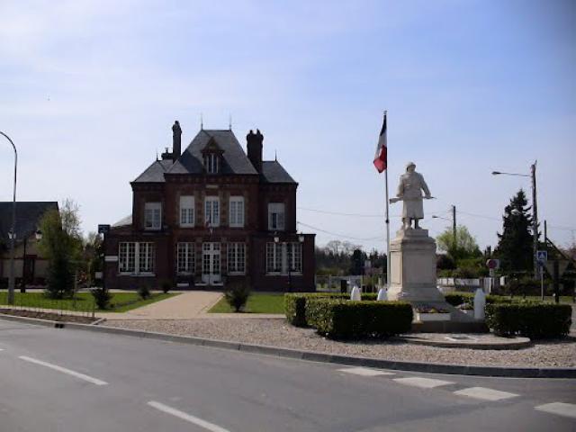 France: Hauville - Le monument aux morts et la mairie