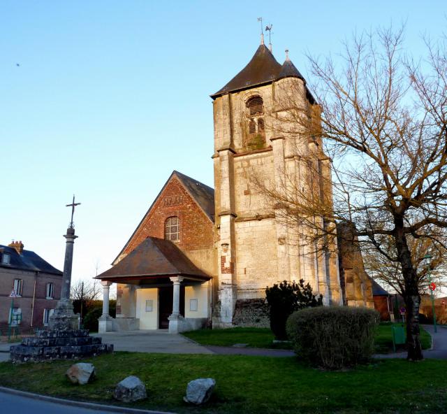 Église Saint-Ouen du Thuit-Signol et la croix monumentale, toutes deux classées au titre des monuments historiques.