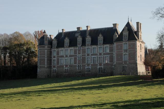 Le site de Chambray est à l'origine un poste fortifié dominant le gué de l'Iton, zone frontalière entre la Normandie rattachée à la…