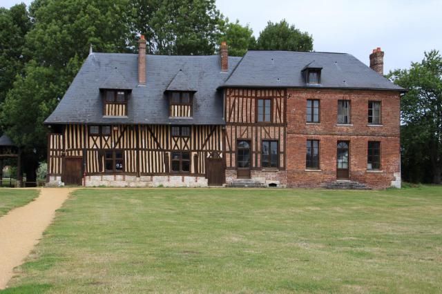 En centre bourg, le manoir Dorival.