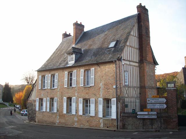 L'ancienne maréchaussée, attenante aux ruines de la porte fortifiée de Lyons.