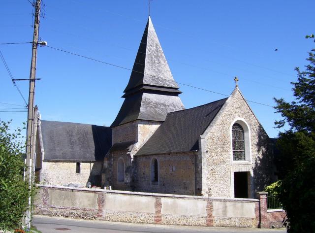L'église Saint Pierre de Menneval. Nef 12e siècle ; voûte début 13e siècle ; choeur début 14e siècle ; porche du 16e siècle.