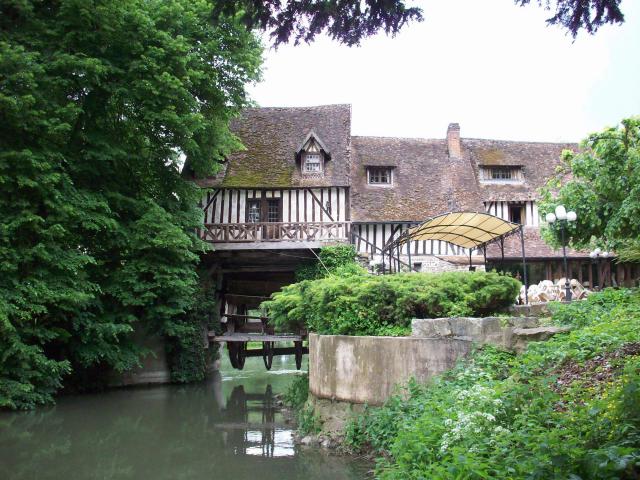 Vue du moulin et de sa roue relevée du cours d'eau
