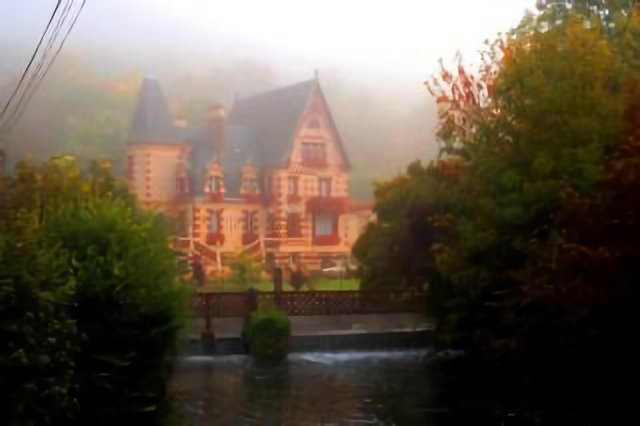 La grande villa dans la brume