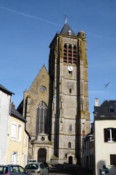 Place de l’Étape, église Saint-Étienne, Janville, Eure-et-Loir (France).