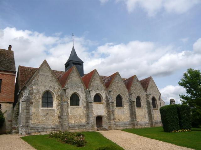 Église Saint-Léger et monument aux morts de Néron, Eure-et-Loir (France).