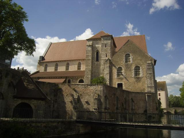Collégiale Saint-André, Chartres, France ; façade sud de l'édifice, vue depuis l'autre rive de l'Eure. Sur la gauche, la fontaine…