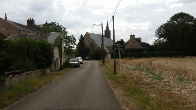 L'entrée de La Chapelle-du-Noyer et l'église (Eure-et-Loir, France).