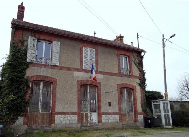 Ancienne gare ferroviaire (Gallardon-Pont) sur la ligne d'Auneau-Ville à Dreux à Bailleau-Armenonville, Eure-et-Loir, France.