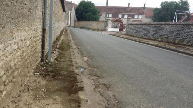Visite de Gouillons (28), une rue