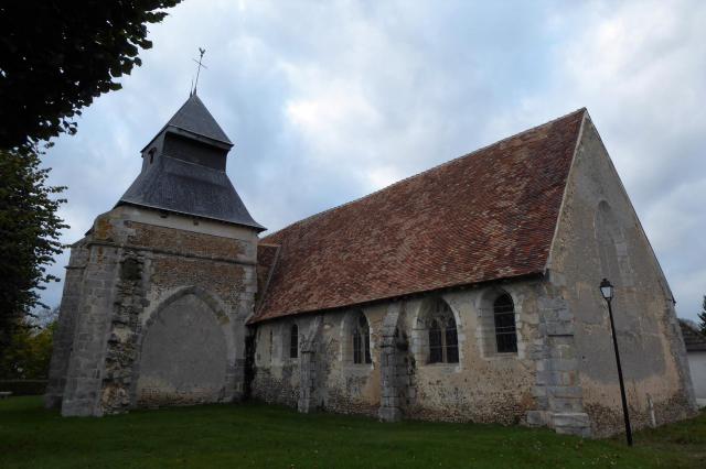 façades sud et est de l'église Saint-Hilaire, Charpont, Eure-et-Loir, France.