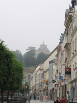 Grand Rue - Maurice Viollette à Dreux (Eure-et-Loir). Au fond, la chapelle Saint-Louis.