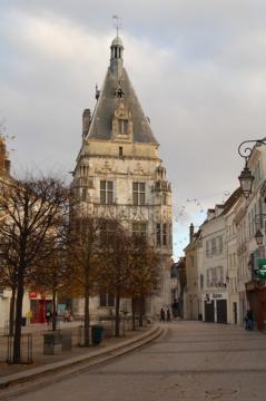 Le Beffroi vu de la rue piétonne