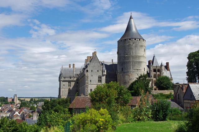 Châteaudun (Eure-et-Loir) L'aile Dunois (XV), la Grosse Tour ou Donjon (XII) et l'escalier de l'aile Longueville (XVI). A gauche, le…