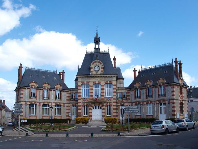 Auneau, Eure-et-Loir, France) ; l'hôtel de ville.