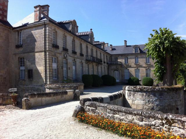 Corps de logis du château de Vic-sur-Aisne, façade est, sur cour d'honneur. Au premier plan, les bases de l'ancien châtelet.