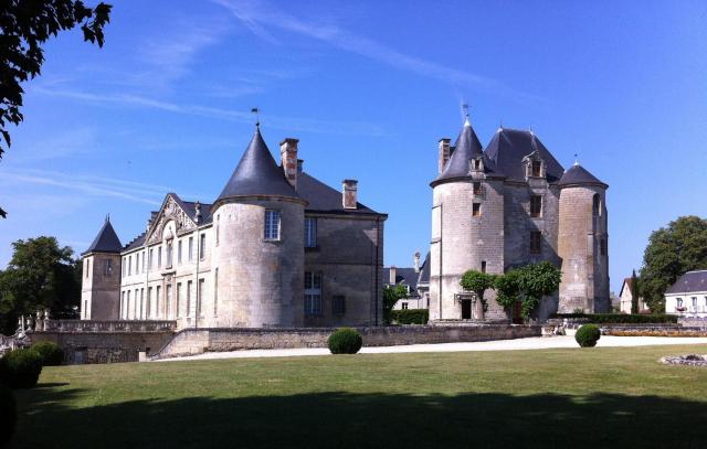 Vic-sur-Aisne, domaine castral. Corps de logis et donjon, vus du parc.