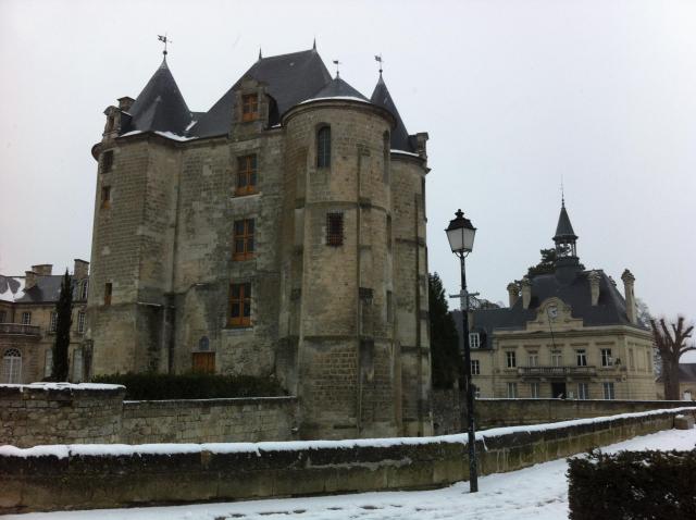 Vic-sur-Aisne / Premier plan - donjon, Second plan - mairie.